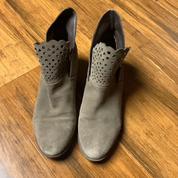 Me too Woman’s Booties size 8 - Picture 2 of 3